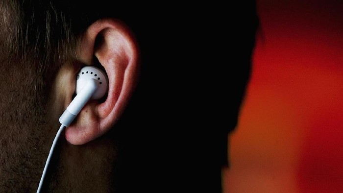 Ilustrasi menggunakan earphone. Foto: Getty Images Ilustrasi menggunakan earphone. Foto: Getty Images