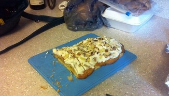 Duh! si nenek salah kaprah, dikira sebuah iPad adalah sebuah talenan. (Foto: Boredpanda)