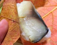 Tiap Musim Gugur, Toko Ini Sajikan Sushi dengan Bungkus Daun Persimmon yang Cantik!