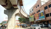 Gubernur Sumatera Selatan, Alex Noerdin memastikan bangunan ini tak mengganggu proses pembangunan dan lintasan kereta api ringan yang akan beroperasi pada Juni 2018 mendatang.