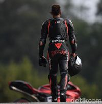 Lewis Hamilton mengenakan baju balap lengkap melangkah menuju motor sport