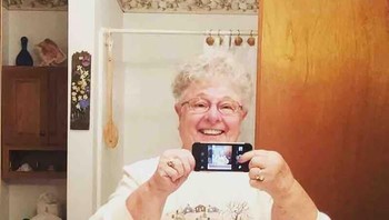 Foto selfie yang antimainstream. Sang nenek menggunakan kamera depan lalu diarahkan ke arah kaca. (Foto: Boredpanda)