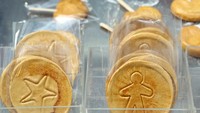 Masih yang manis dari Korea. Ada lollipop gula yang diberi gambar hati hingga bintang. Rasanya manis dengan tekstur yabg renyah. Permen ini biasanya dibuat oleh ajjuma di Myeongdong. Foto: Daniel Food Diary