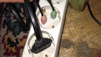 ketika sang nenek berusia 82 tahun mencolokkan kabel jack audio ke stop kontak yang bukan tempatnya. (Foto: Boredpanda)