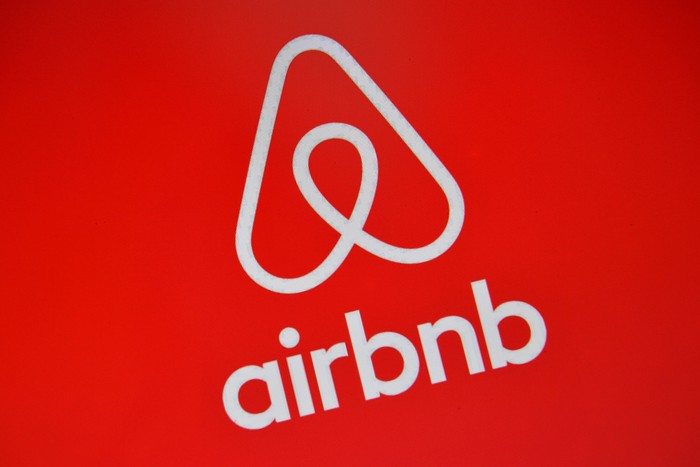 LONDON, ENGLAND - AUGUST 03:  The Airbnb app logo is displayed on an iPhone on August 3, 2016 in London, England.  (Photo by Carl Court/Getty Images)