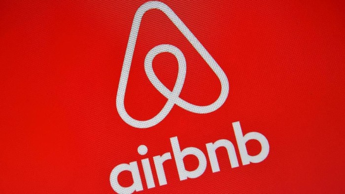 LONDON, ENGLAND - AUGUST 03:  The Airbnb app logo is displayed on an iPhone on August 3, 2016 in London, England.  (Photo by Carl Court/Getty Images)