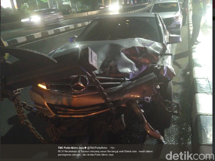 Tabrakan di Turunan Simpang Susun Semanggi, Mercy dan Mazda Ringsek