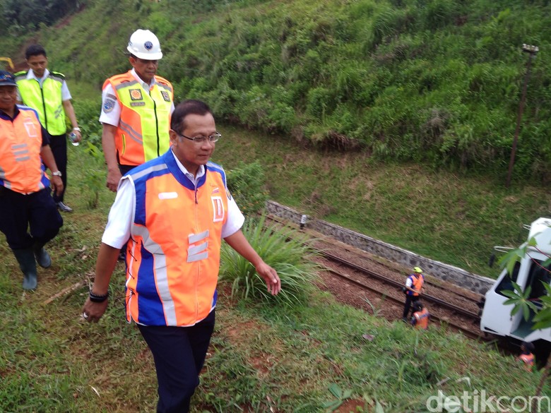Dirut KAI Cek Evakuasi Tanah Longsor Timbun Rel di Garut Dirut KAI Cek Evakuasi Tanah Longsor Timbun Rel di Garut