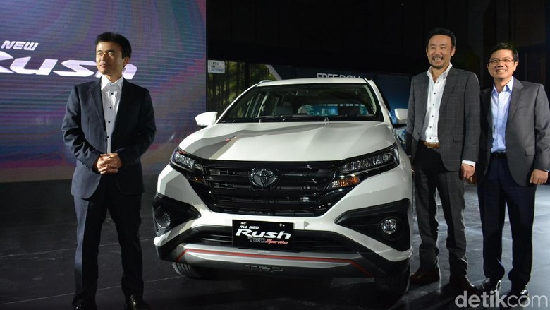 Petinggi Toyota saat peluncuran Toyota Rush terbaru Foto: Toyota Petinggi Toyota saat peluncuran Toyota Rush terbaru Foto: Toyota