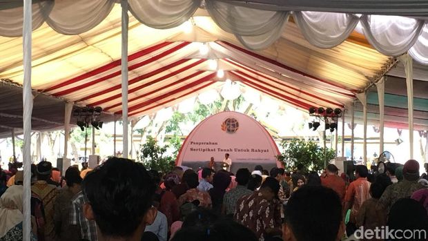 Jokowi saat membagikan sertifikat / 