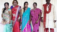 Beberapa orang etnis India menggunakan pakaian adat mereka.