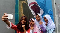 Beberapa tampak asyik wefie bersama.