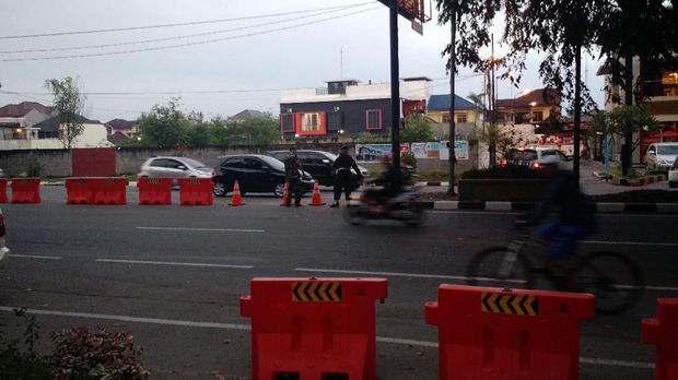 Arus lalu lintas di sepanjang Jalan Ring Road Setiabudi terpantau ramai lancar. 