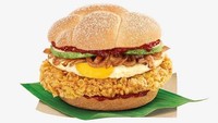 Walaupun menjadi makanan nasional Malaysia, McDonalds Singapura juga memiliki menu unik dan limited yaitu burger nasi lemak. Dibuat pada bulan Juli lalu, burger ini dibuat dari patty daging ayam berbumbu santan yang digoreng renyah, telur ceplok, irisan mentimun dan dipadu dengan pelengkap sambal dan roti bun. Foto: Istimewa