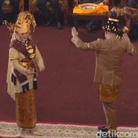 Malam harinya, Kahiyang memakai baju kurung emas buatan Bu Mojo lengkap dengan hiasan kepala pengantin Mandailing bernama bulang. Foto: Dok. CNN Indonesia TV