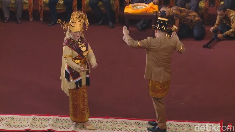 Usai Manortor, Kahiyang-Bobby Tinggalkan Lokasi Pesta Adat Usai Manortor, Kahiyang-Bobby Tinggalkan Lokasi Pesta Adat