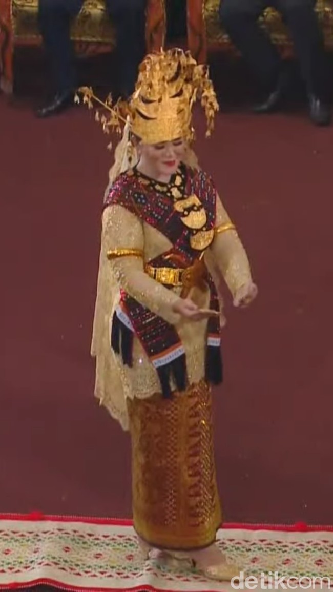 Masih buatan Bu Mojo, kebaya tersebut dipadukan dengan songket bernuansa emas. Tidak ketinggalan ulos, sabuk emas, dan hiasan kepala pengantin Mandailing tujuh tingkat yang disebut bulang. Foto: Dok. CNN Indonesia TV