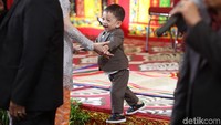 Jan Ethes sangat aktif. Dia pun sempat naik ke panggung pesta adat Kahiyang-Bobby (Foto: Grandyos Zafna.)