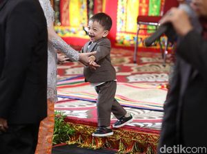 Momen Gemas Jan Ethes di Pesta Adat Kahiyang