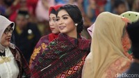 Tak hanya Gibran, sang istri Selvi Ananda juga ikut menari Manortor.