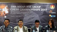 Utut memberikan keterangan terkait pelepasan 12 pecatur remaja ke Malaysia.