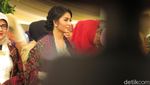 Senyum Menawan Selvi Sang Putri Solo Saat Manortor