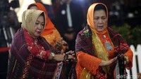 Mereka melakukan tari tortor dengan iringan musik dan tabuhan gendang.
