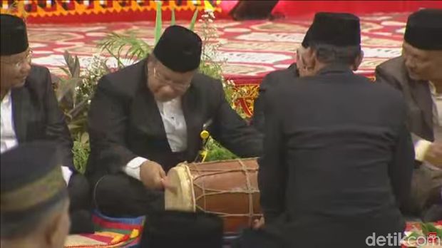 Menko Darmin menabuh gondang / 