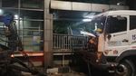 Ditabrak Truk Molen, Begini Kerusakan Halte TransJ Pancoran Barat