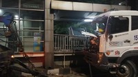 Belum diketahui mengapa truk tersebut masuk jalur TransJ dan menabrak Halte Pancoran Barat. (Foto: Jabbar Ramdhani)