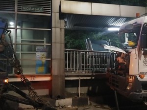 Polisi: Halte Pancoran Barat Ditabrak Truk karena Sopir Ngantuk