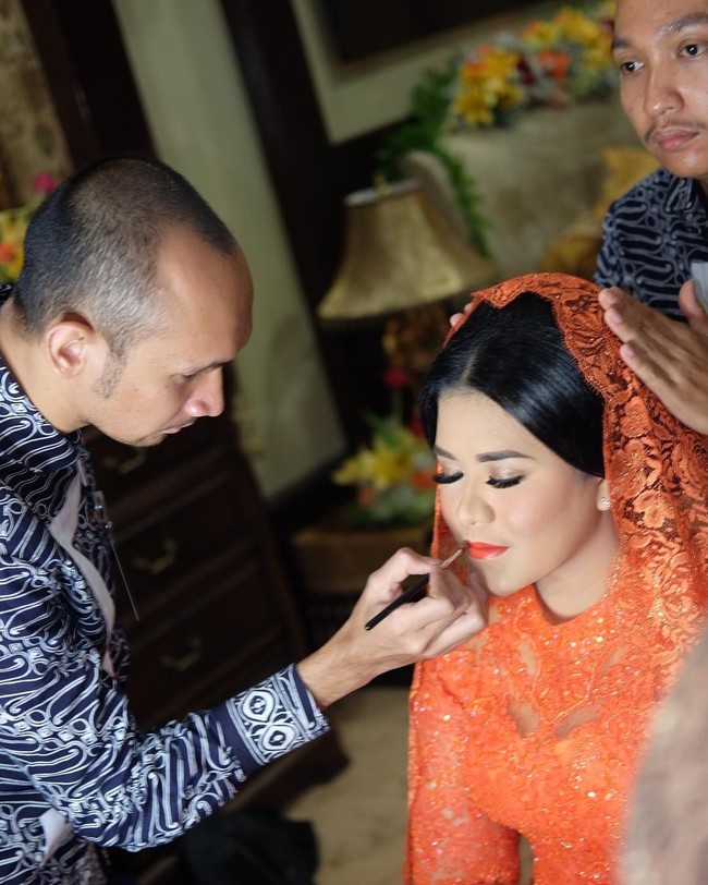 Pipi bersemu kemerahan yang membuat penampilannya tetap segar. Tak lupa pemakaian bulu mata palsu untuk memberikan efek yang lebih dramatis.  Foto: dok. Instagram (Noe_Onhair)