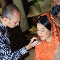 Pipi bersemu kemerahan yang membuat penampilannya tetap segar. Tak lupa pemakaian bulu mata palsu untuk memberikan efek yang lebih dramatis.  Foto: dok. Instagram (Noe_Onhair)