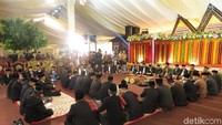 Prosesi adat pernikahan Kahiyang Ayu dan Bobby Nasution dilanjutkan dengan Manyantan Gondang dan Gordang Sambilan. Prosesi ini lanjutan dari pemotongan kerbau atau manalpokkon lahan ni horja.