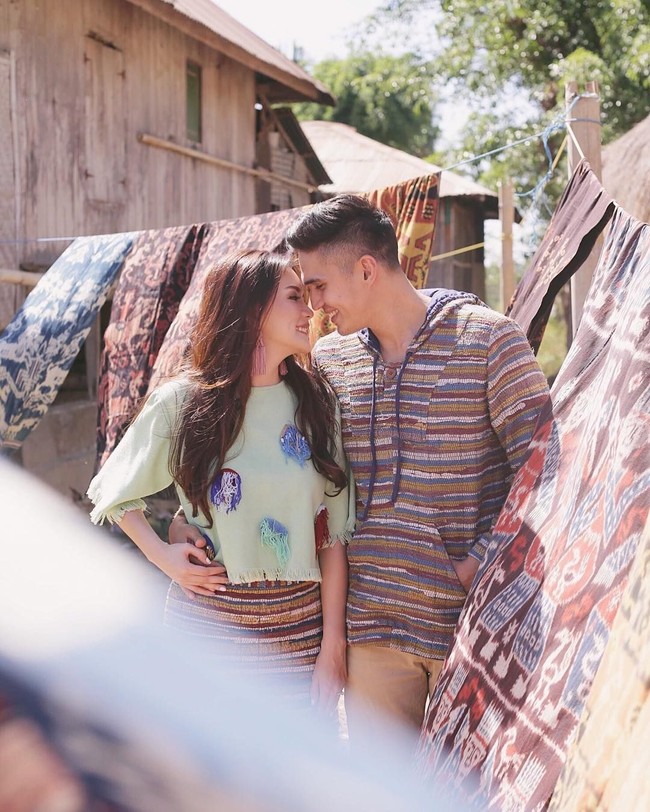 Marcel Chandrawinata dan Deasy Priscilla terlihat romantis dengan saling menatap mesra ketika foto prewedding di Sumba, Nusa Tenggara Timur (NTT). Posisi Marcel yang merangkul pinggang Deasy menambah kesan intim. Ini bisa menjadi inspirasi Anda ketika menginginkan konsep foto prewedding romantis. Foto: Dok. Instagram