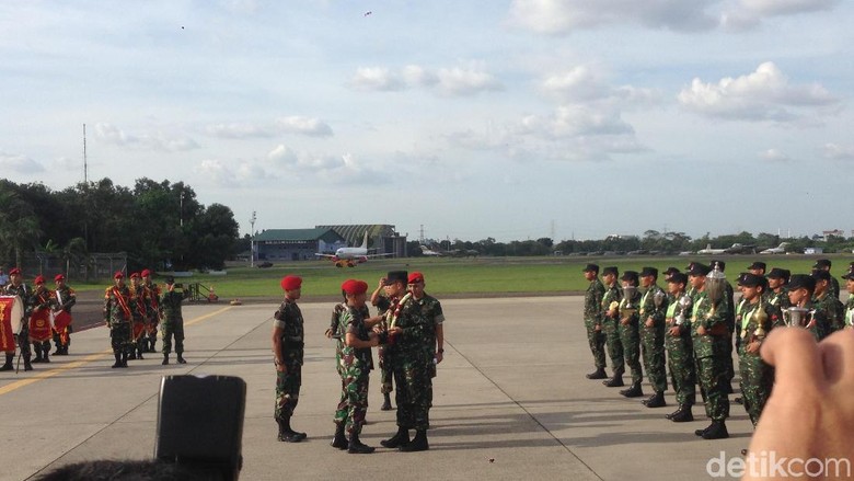 Kontingen TNI AD yang Juara Umum Lomba Tembak AARM Tiba di Jakarta Kontingen TNI AD yang Juara Umum Lomba Tembak AARM Tiba di Jakarta