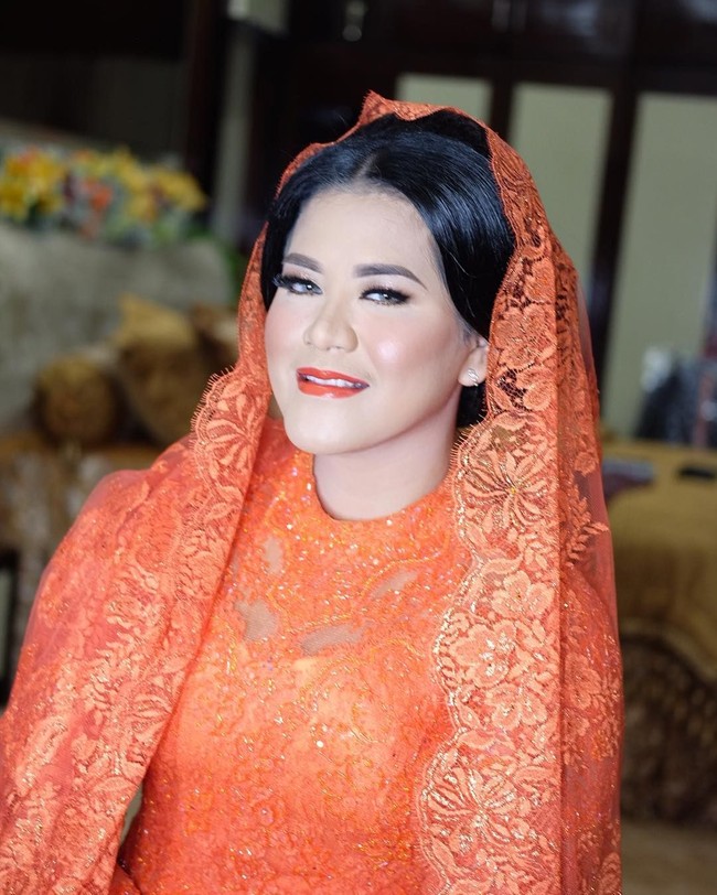 Hasilnya terciptalah riasan flawless bernuansa oranye yang memberikan kesan segar dan muda di wajah Kahiyang. Riasan segarnya ini mampu menutupi wajah lelah Kahiyang yang telah berhari-hari menjalani prosesi adat Mandailing.  Foto: dok. Instagram (Noe_Onhair)