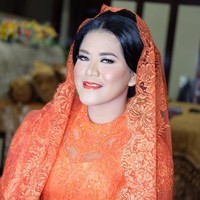 Hasilnya terciptalah riasan flawless bernuansa oranye yang memberikan kesan segar dan muda di wajah Kahiyang. Riasan segarnya ini mampu menutupi wajah lelah Kahiyang yang telah berhari-hari menjalani prosesi adat Mandailing.  Foto: dok. Instagram (Noe_Onhair)