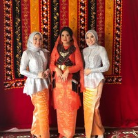 Untuk bawahan, songket khas Palembang bernuansa oranye yang dipakai. “Songket palembang kan cerah. Untuk nortor nanti kelihatannya cantik, kata Bu Mojo, panggilan akrab Dahnila, kepada Wolipop saat ditemui di Medan, Selasa (22/11/2017). Foto: Instagram Inge Nasution