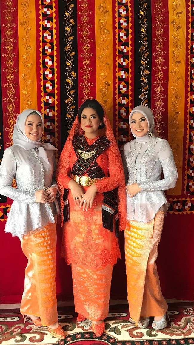 Untuk bawahan, songket khas Palembang bernuansa oranye yang dipakai. “Songket palembang kan cerah. Untuk nortor nanti kelihatannya cantik, kata Bu Mojo, panggilan akrab Dahnila, kepada Wolipop saat ditemui di Medan, Selasa (22/11/2017). Foto: Instagram Inge Nasution