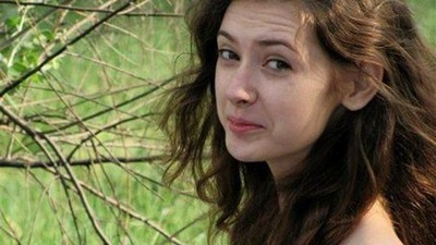 Foto: Wanita Cantik Ukraina Berleher Panjang Karena Sindrom Langka