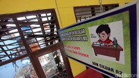 Akibatnya ambruknya atap tersebut, para siswa harus belajar di ruang kelas lainnya.