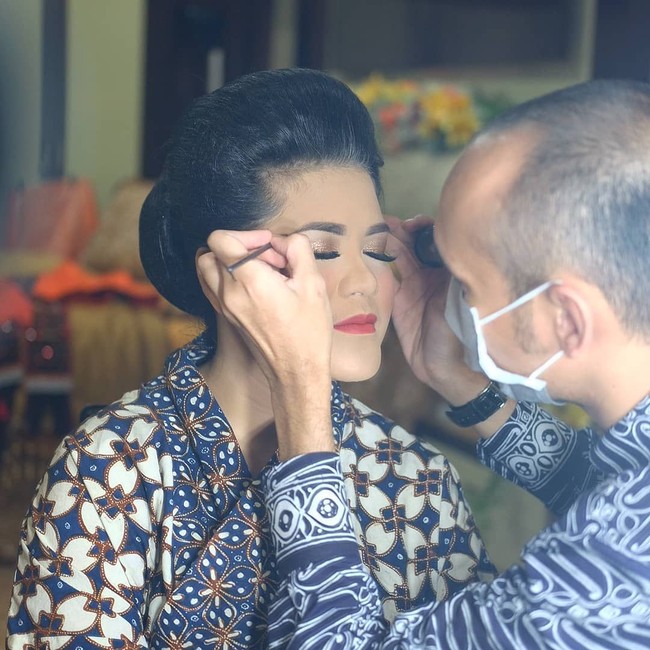 Di balik penampilan menawan Kahiyang Ayu dalam pesta adat di Medan, ada proses makeup yang perlu dilalui Kahiyang. Foto: dok. Instagram (Geri_DJ)