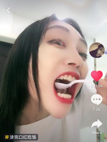 Kocak, Tutorial agar Lipstik Tidak Luntur Saat Makan yang Jadi Viral