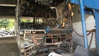 Bangkai badan bus yang hangus terbakar tersebut kemudian diderek ke pos polisi Tomang.Fotografer: Arief Ikhsanudin/detikcom