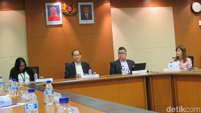 Ritel RI Berguguran, Bagaimana di Singapura?