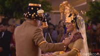 Malam hari, Kahiyang dan Bobby tampil di depan para raja. Keduanya manortor dengan lihai (Foto: Dok. CNN Indonesia TV)
