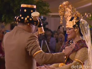 Momen Kahiyang dan Bobby Manortor di Depan Raja