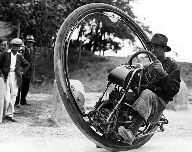 Motor Zaman Dahulu Cuma Satu Roda Besar Pengendara di Dalamnya Foto: Vintages Motor Zaman Dahulu Cuma Satu Roda Besar Pengendara di Dalamnya Foto: Vintages