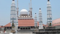 Diresmikan tahun 2006, Masjid Agung Jawa Tengah di Semarang disebut sebagai salah satu masjid terindah di Indonesia. Masjid ini punya payung-payung raksasa seperti di Masjid Nabawi, Arab Saudi (nfadils/dTraveler)